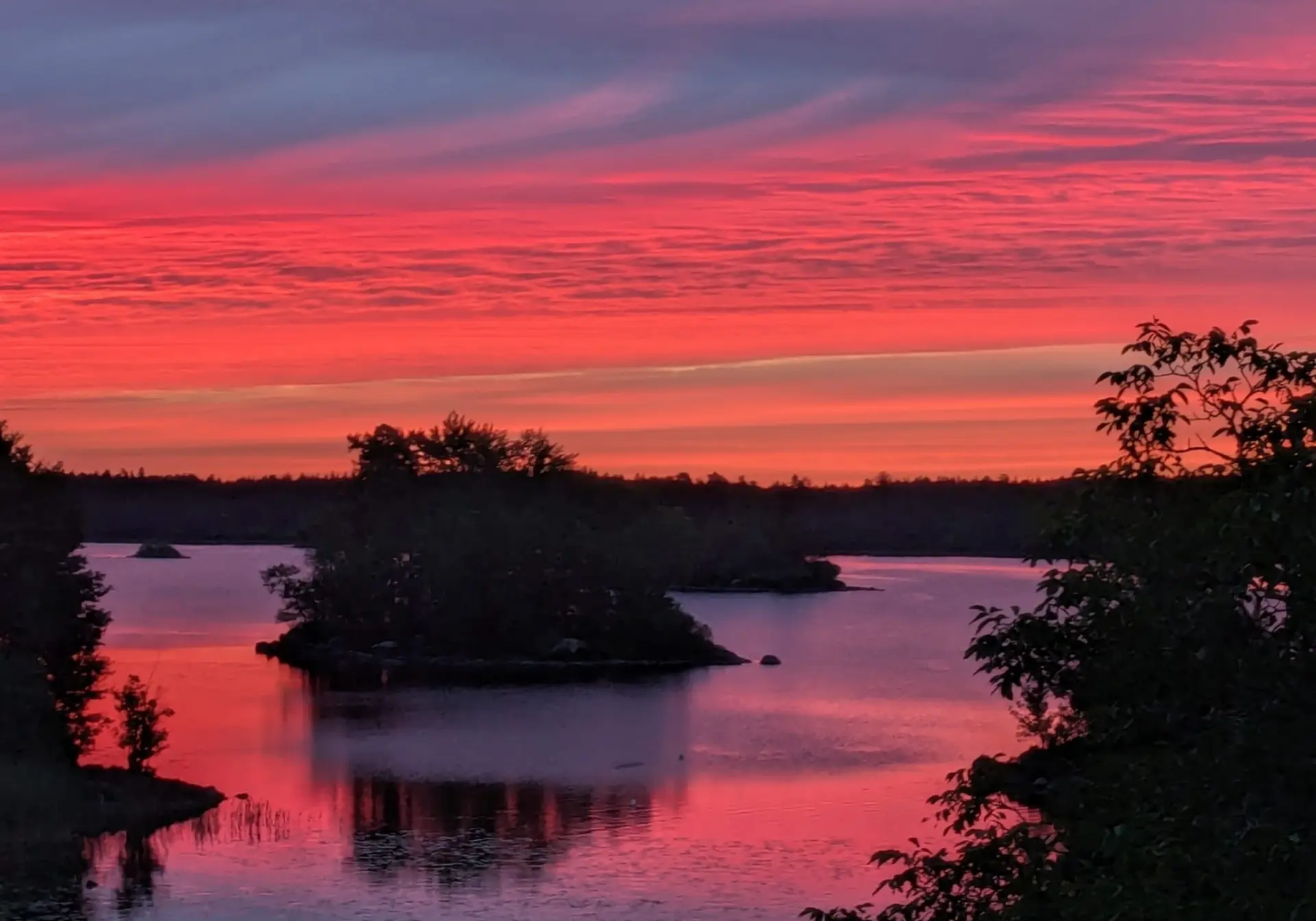 Soluppgång över sjön vid Möckelsnäs Herrgård
