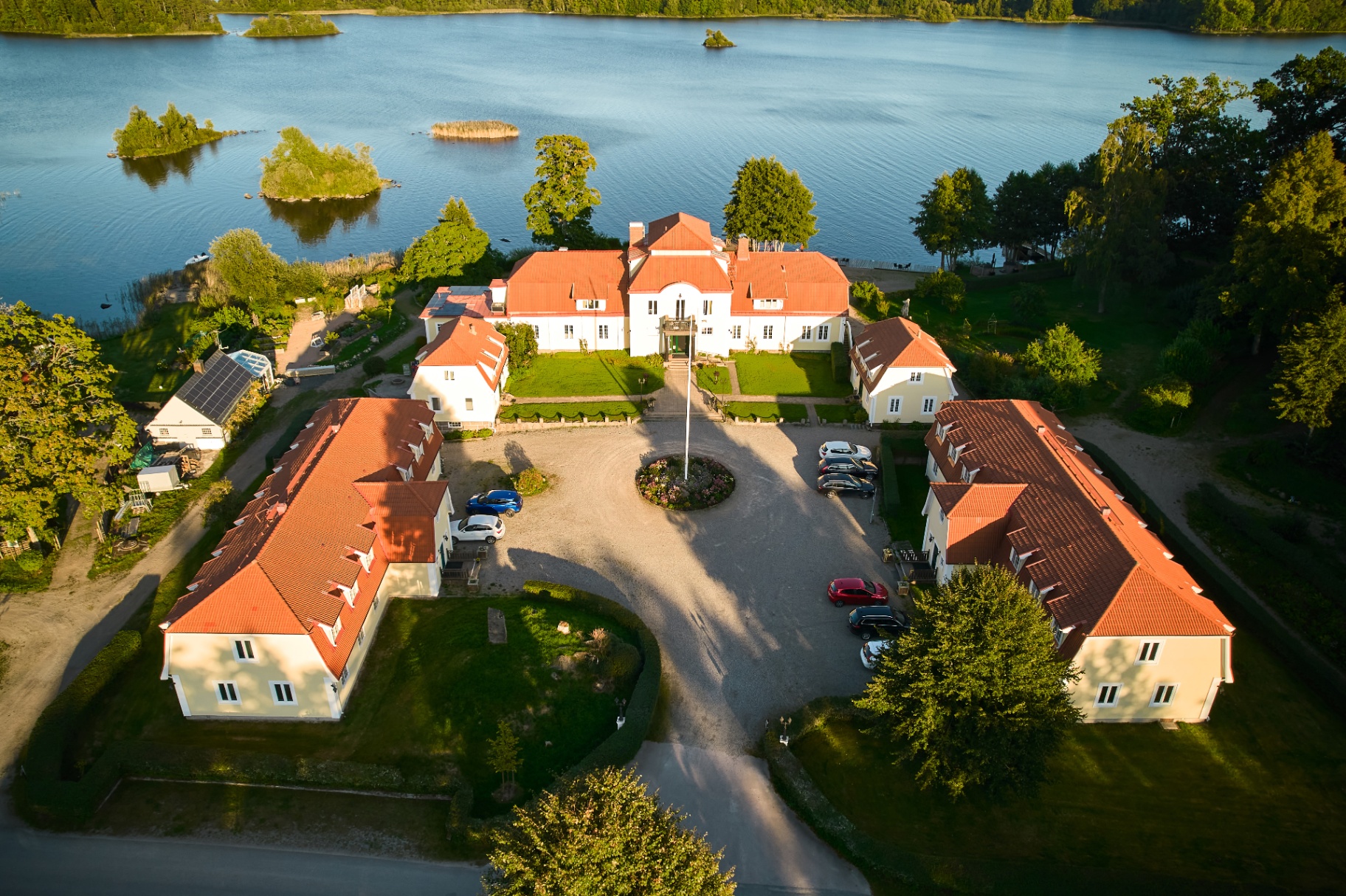 Möckelsnäs Herrgård med utsikt över sjön, vy ovanifrån