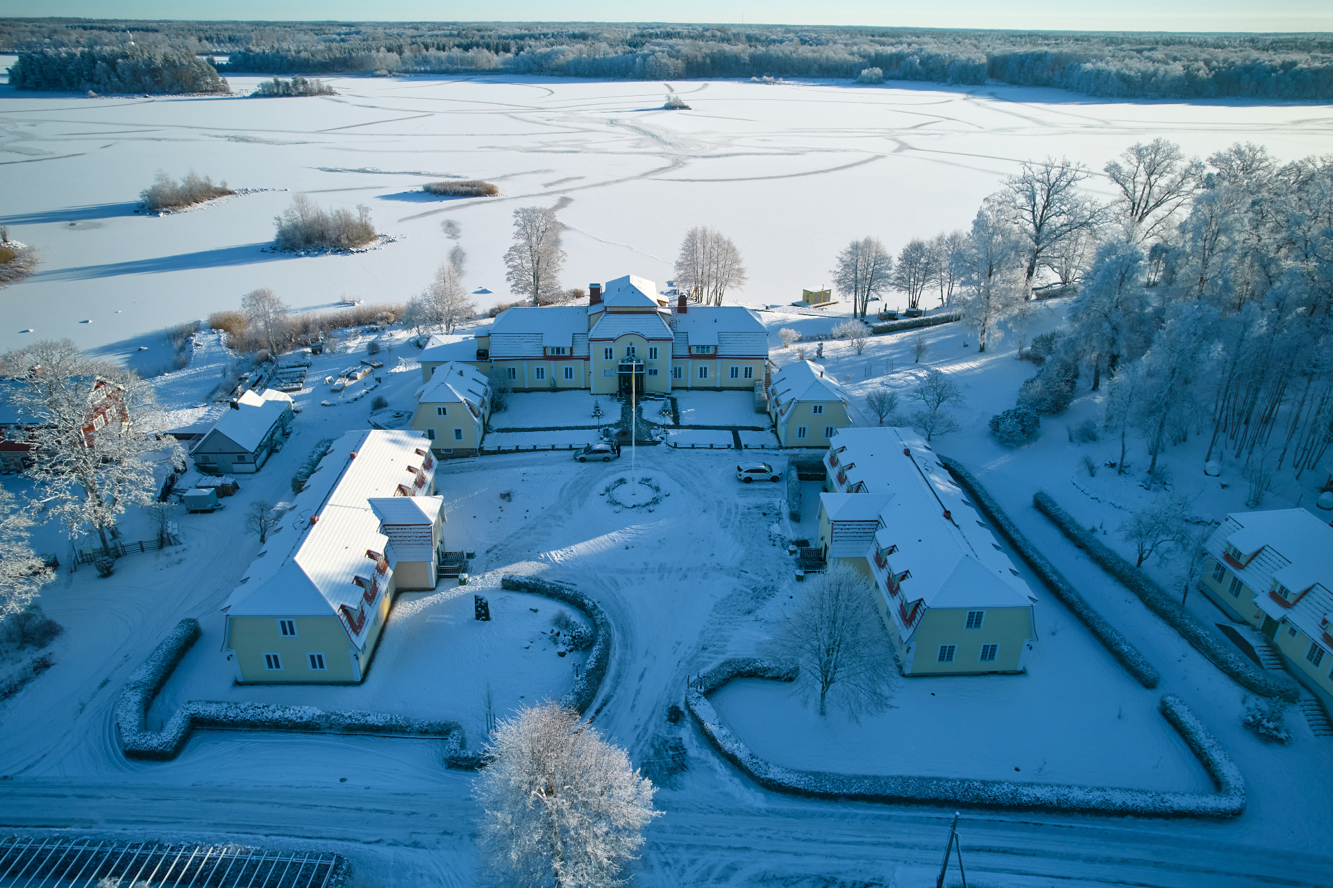 Möckelsnäs Herrgård vid frusen sjö, vy ovanifrån