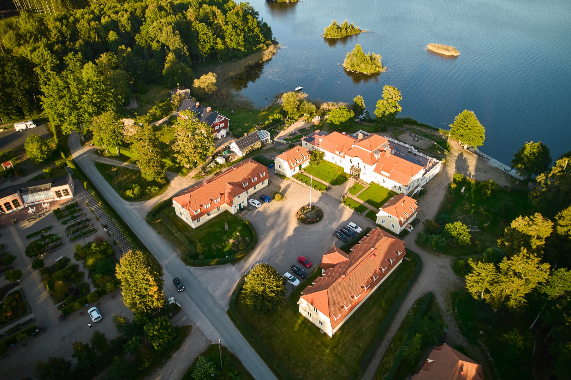 Möckelsnäs Herrgård sommartid med trädgård, vy ovanifrån