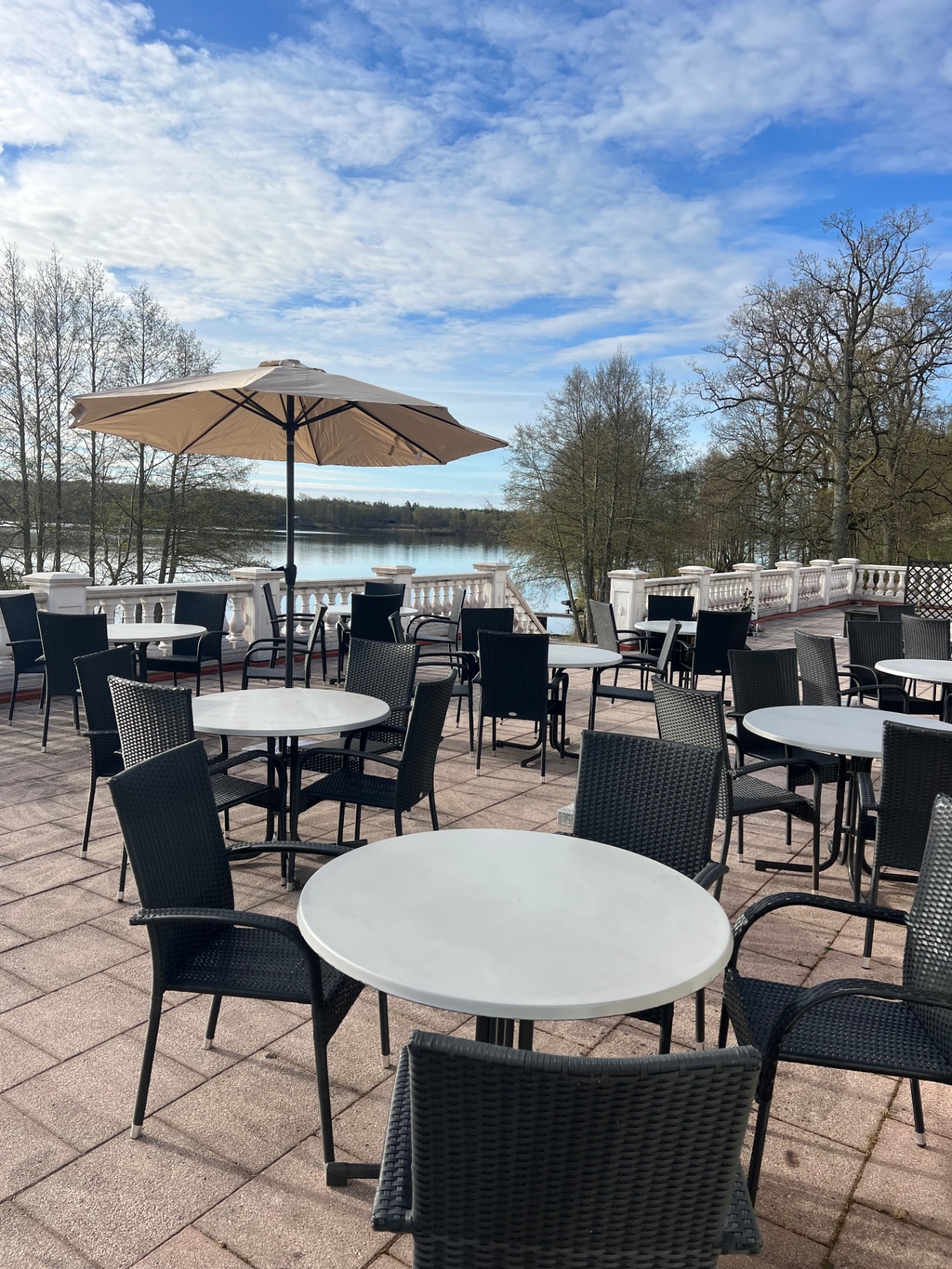 Terrass med utsikt över sjön Möckeln